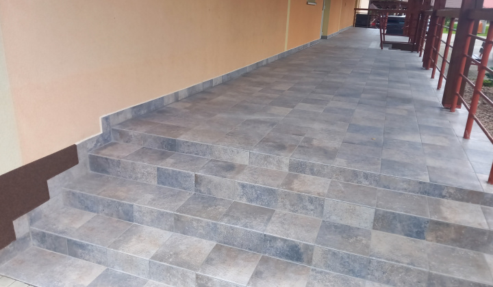 3. fotografia fotogalérie Pomoc z EÚ 2021 - 2027 / Rekonštrukcia zábradlia v polyfunkčnom centre Ľubotín - foto